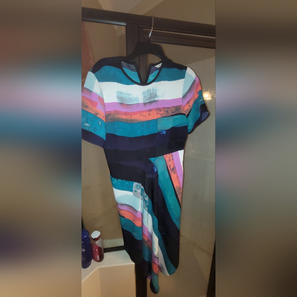 Beautiful aray of colors for this high low classic! Cute for outting or work.EUC